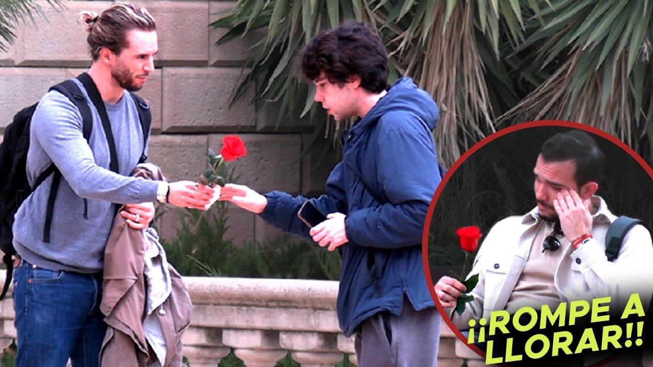 ASÍ REACCIONAN LOS HOMBRES CUANDO RECIBEN UNA ROSA.