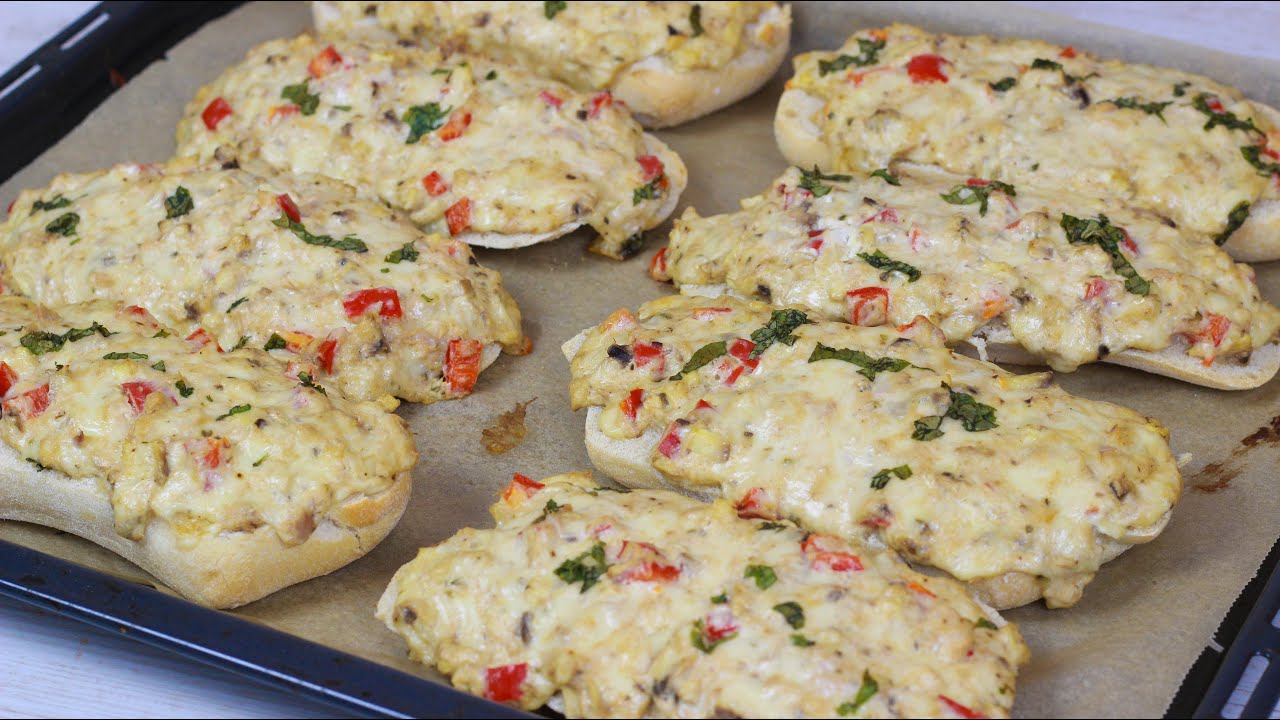 Schnelle Pizza Baguettes mit Champigons und Schmand und gaaanz viel Käse I Baguette Pizza