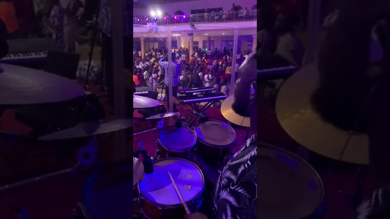 Emmanuel Bludo jams praise with Joe mettle at WONDERS OF WORSHIP 22. #pensaug#emmanuel bludo jnr.