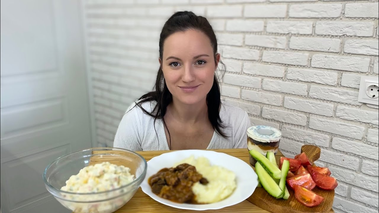 МУКБАНГ ДОМАШНЯЯ ЕДА ГУЛЯШ ИЗ ГОВЯДИНЫ  КАРТОФЕЛЬНОЕ ПЮРЕ ОВОЩИ КРАБОВЫЙ САЛАТ десерт сникерс
