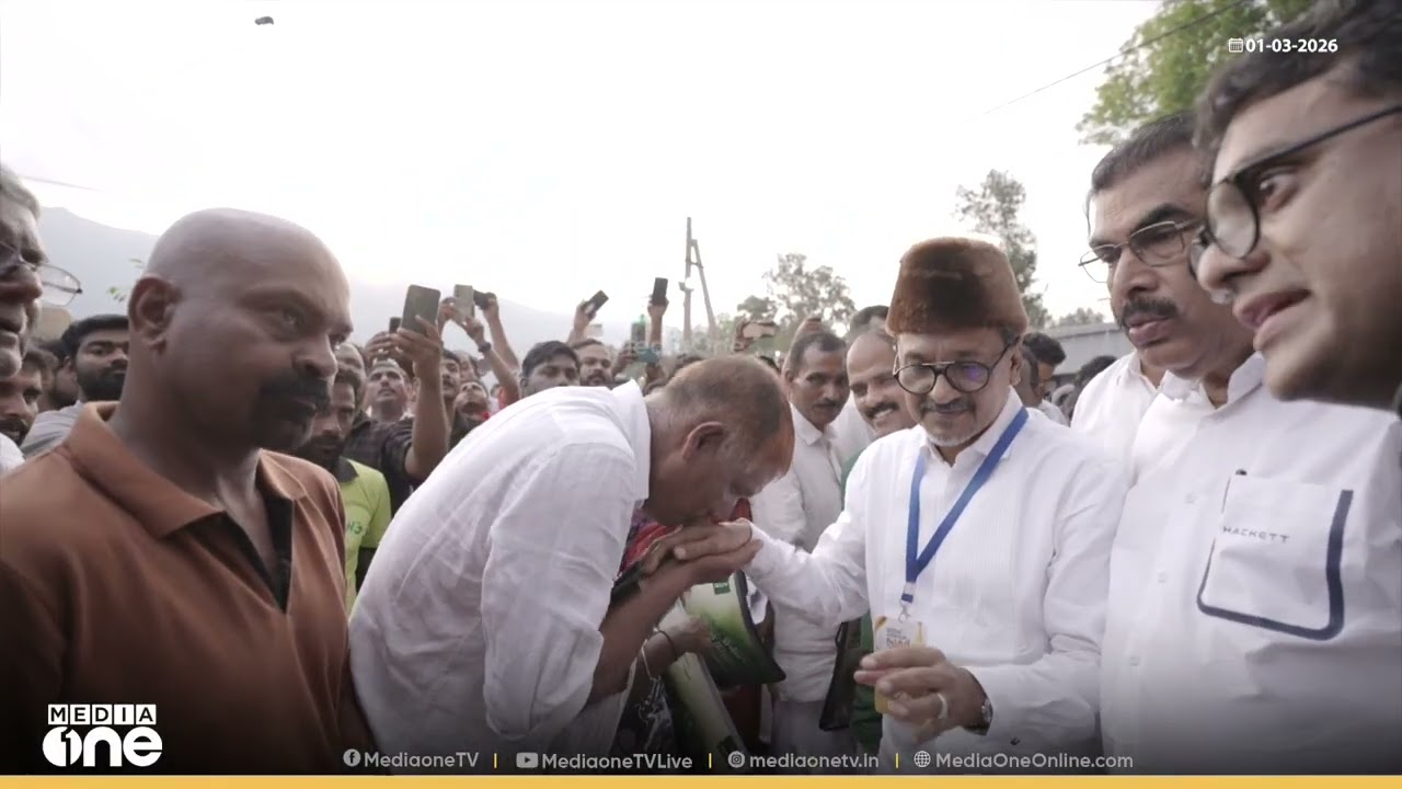 'വീടൊരുക്കി ലീ​ഗ്...'; മുണ്ടക്കൈ ദുരന്ത ബാധിതർക്ക് നൽകുന്ന ഭവനങ്ങളുടെ രേഖകൾ സാദിഖലി തങ്ങൾ കൈമാറുന്നു