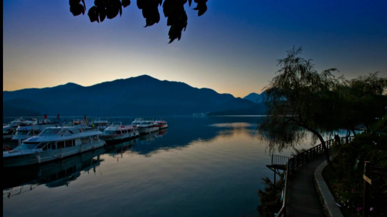 Winter dawn in Taiwan's Sun Moon Lake.mpg