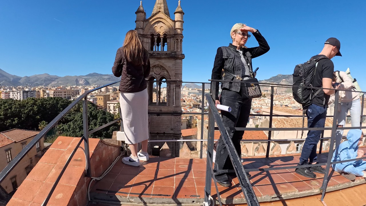 PALERMO sui tetti della cattedrale  citta' bella e caotica