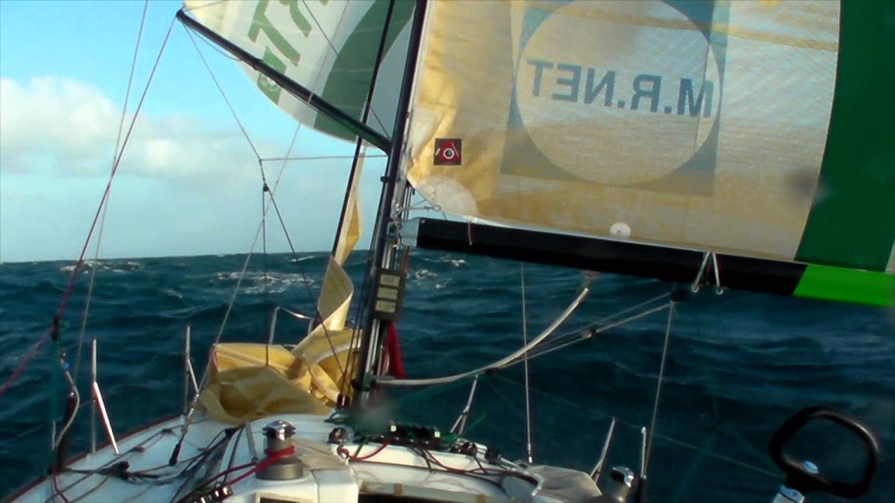 Figaro 2 Cercle Vert à fond sous spi. Fast Sailing