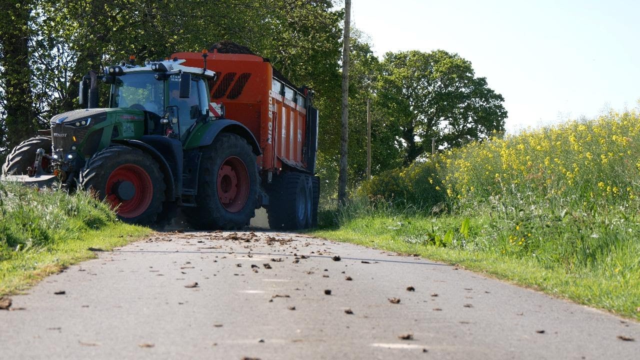 suivez l'ETA pinabel avec leur magnifique ensemble a l'épandage de composte
