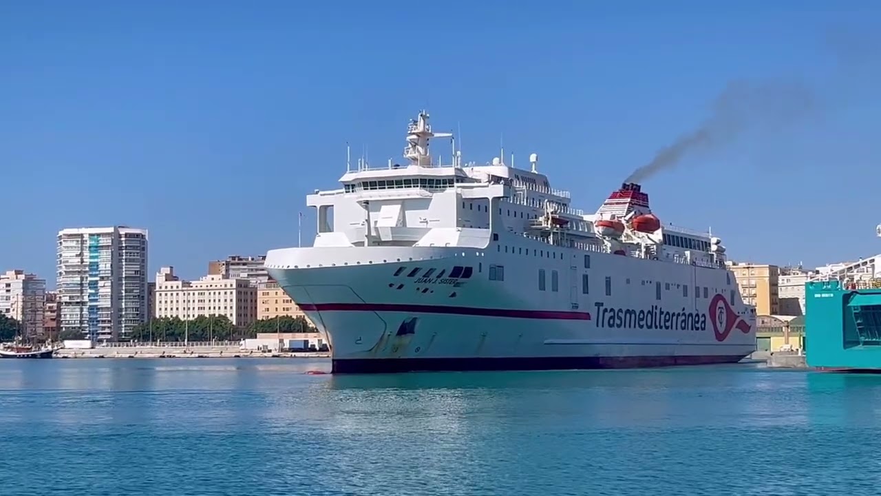 Juan J Sister realizando cambio de atraque en el puerto de Málaga 