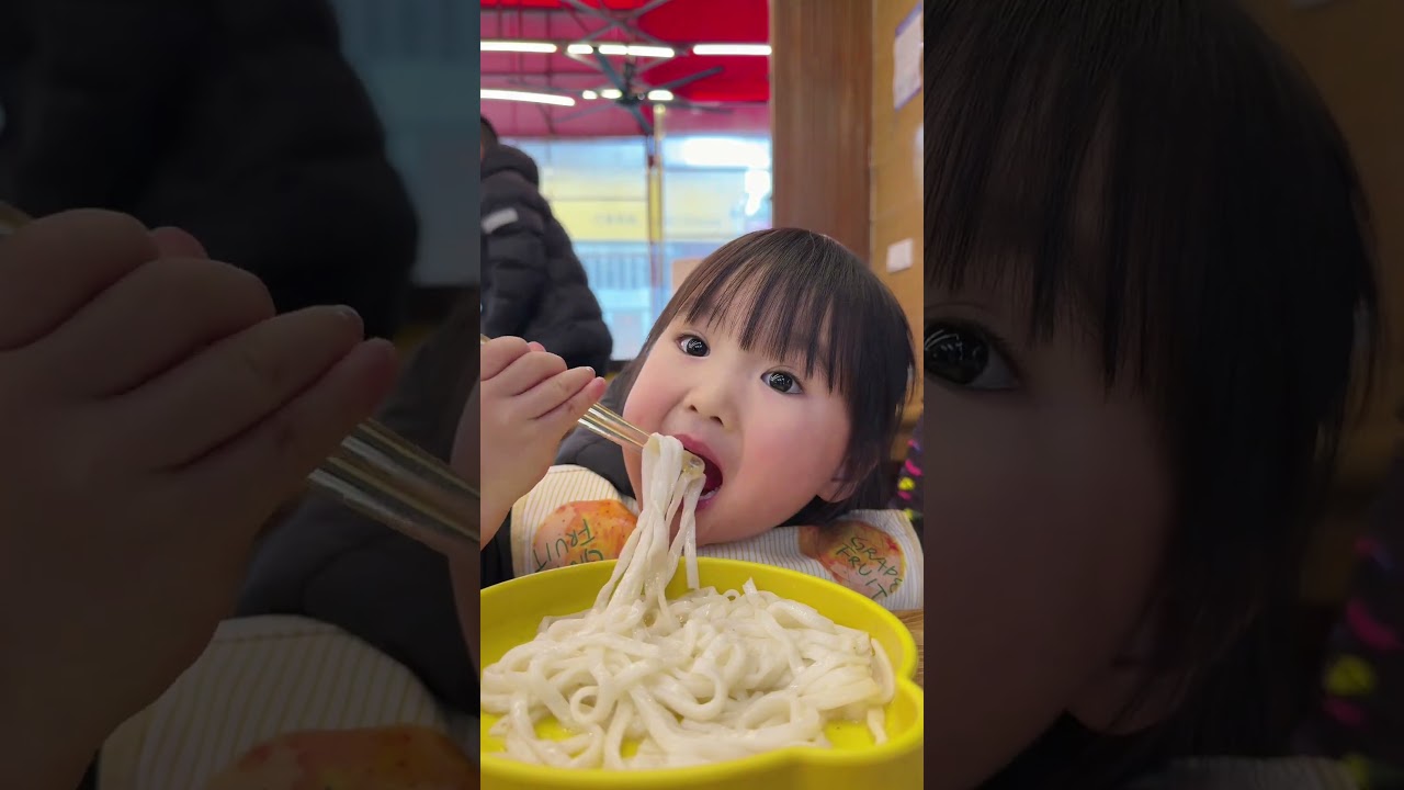 It’s noodles time — let’s go! ( •̀ ω •́ )✧ #babygirl #babyeating