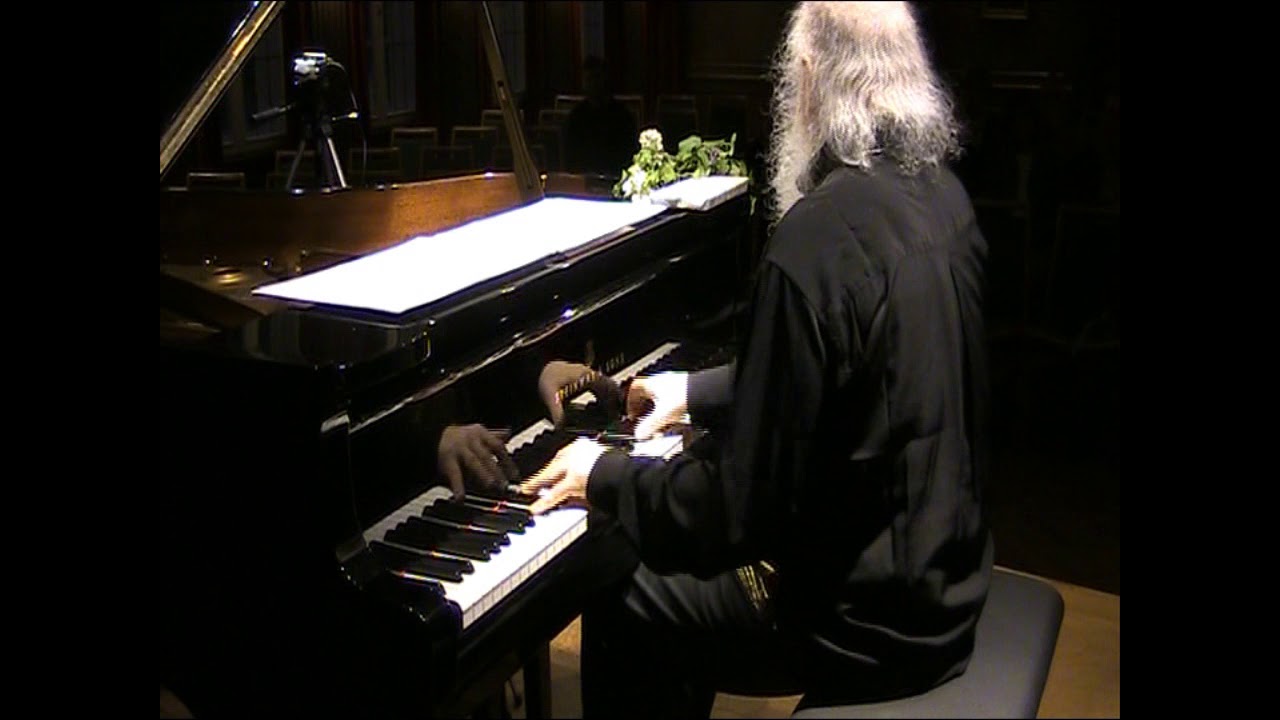 Werner B&Auml;RTSCHI spielt und singt ROSSINI  La calunnia