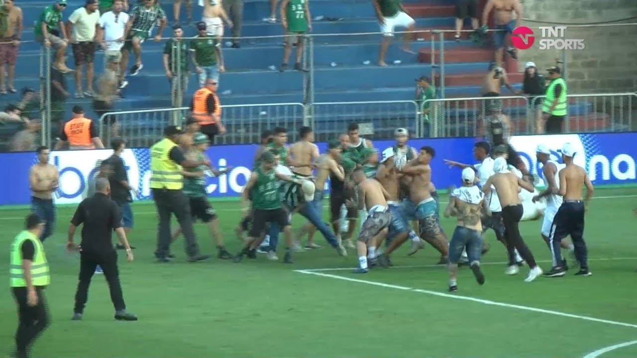 BRIGA GENERALIZADA! TORCIDAS DO CRUZEIRO E CORITIBA INVADEM O CAMPO E BRIGAM FEIO AP&Oacute;S GOL!