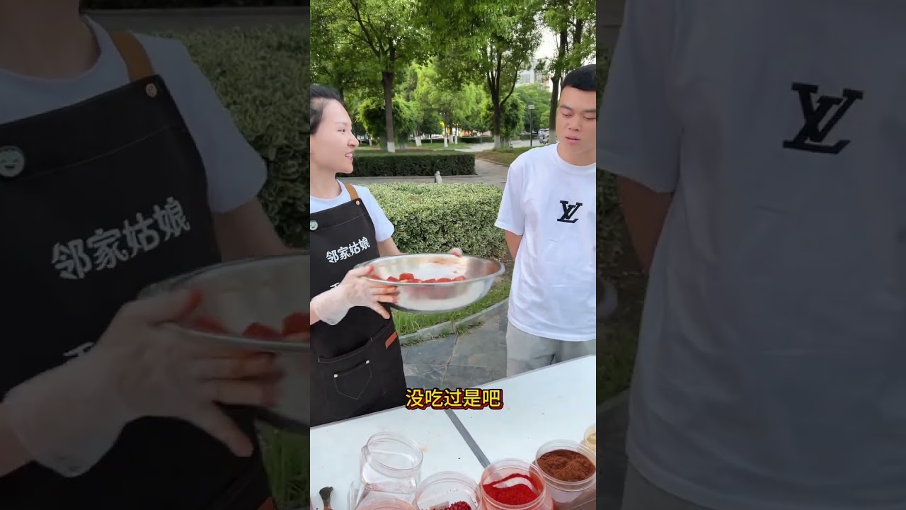 大哥你这烟灰弹我豆腐上面，长得像棉花糖一样的豆腐乳没见过是吧#霉豆腐 #豆腐乳 #摆地摊