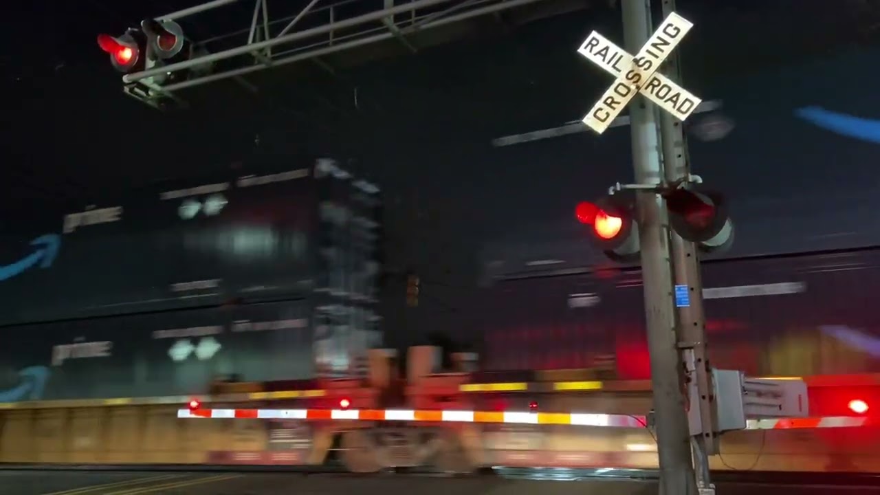 CSX 926 leads intermodal train through New Bridge rd, NJ!