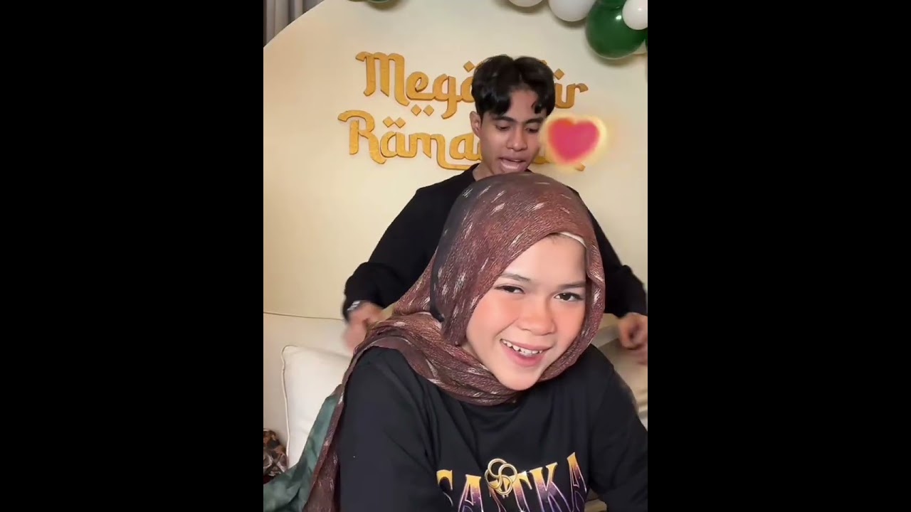 ZAHRA KETAWA NGAKAK LIHAT EBY PAKAI KERUDUNG