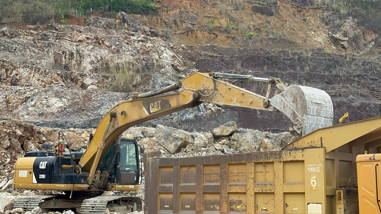 เล่นกับของแข็ง #แม็คโคร #สิบล้อ #excavator 