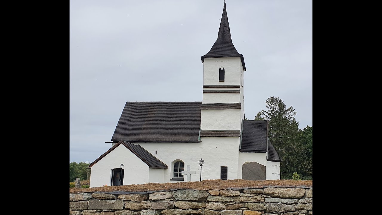 Dolda utrymmen i Asks kyrka från medeltiden, en pytteliten kyrka, en av landets få östtornskyrkor