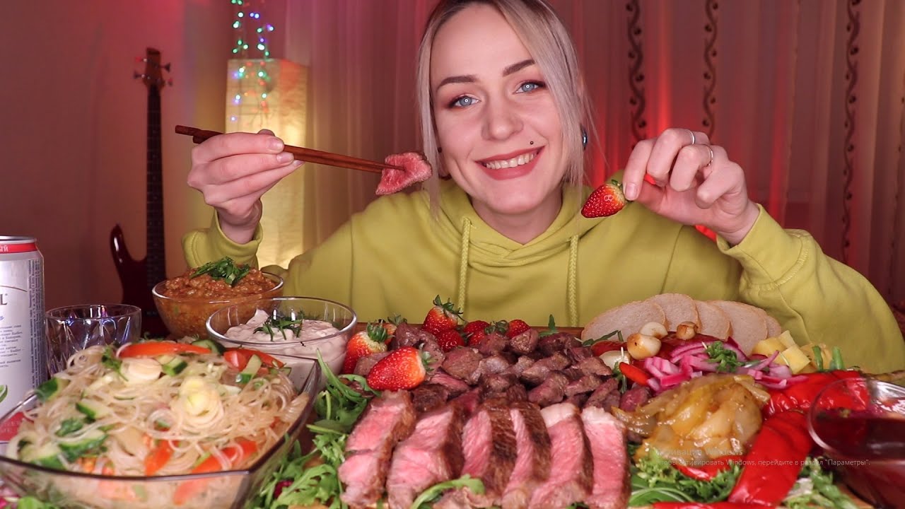 MUKBANG | Стейки, фрукты, клубника, фунчоза | Steaks, fruits, funchose не ASMR
