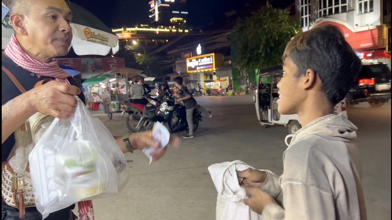 Street food at Phsar Nat Battambang   ញ៉ាំម្ហូបតាមផ្លូវនៅផ្សារណាត់បាត់ដំបង