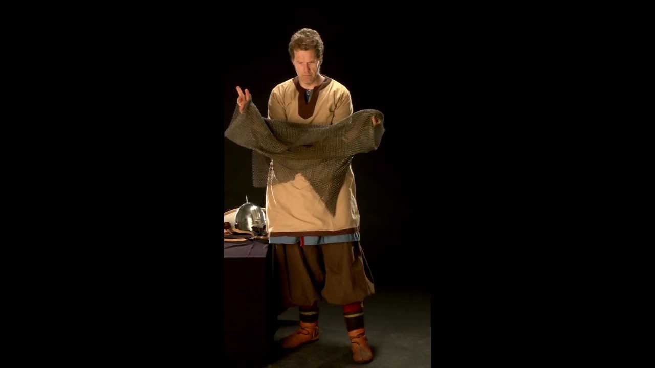 En vikingekriger tager tøj på!