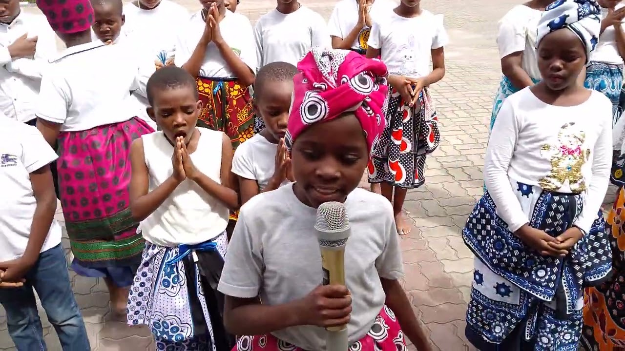 Watoto wakimuenzi St. Aloysius Gonzaga