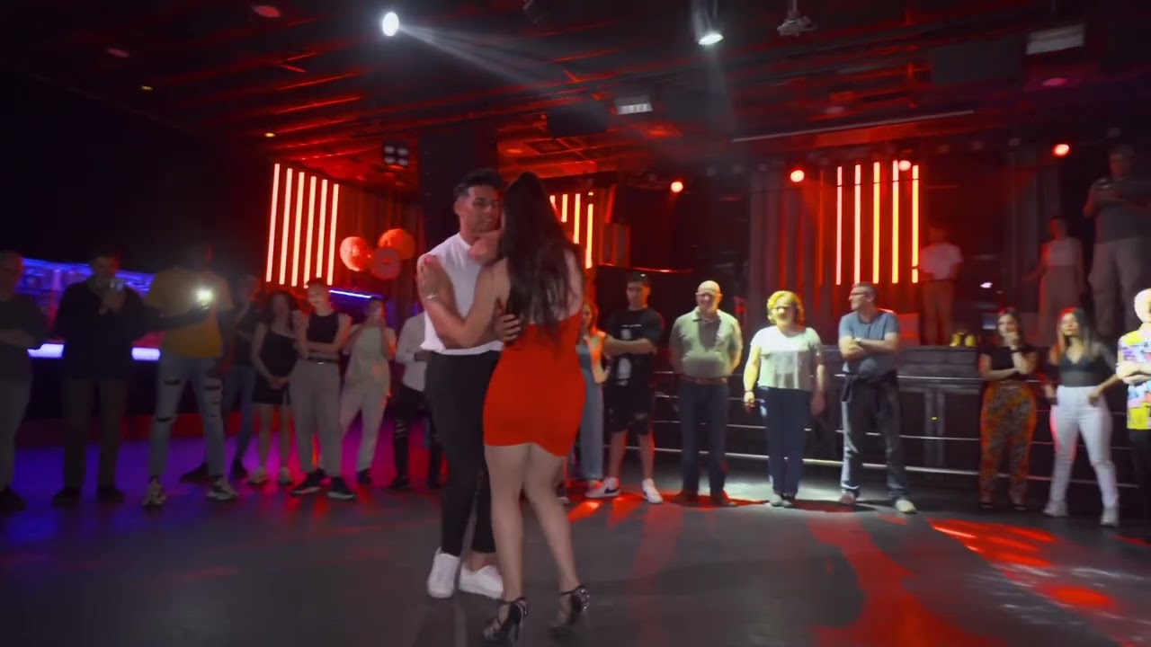 Byron y Elena Khamsi | Besos Mojados- Itzza primera feat Mayinbito #itzzaprimera #mayinbito