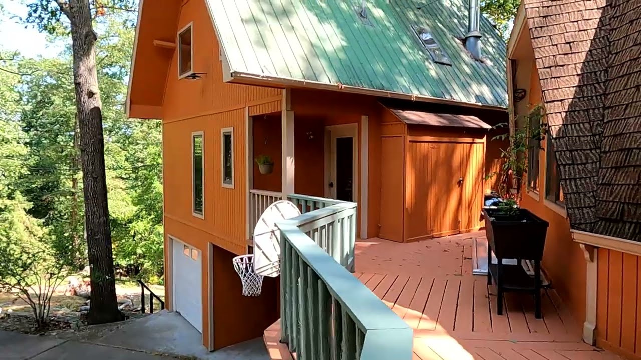 Fascinating Architecture with a Great Beaver Lake View!
