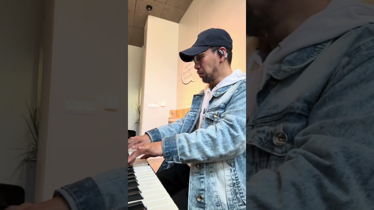First touch of the 🎹 in Europe!