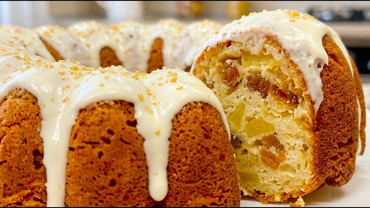 Super delicious sponge cake with apples and raisins!