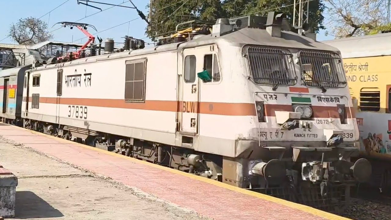 10 Minute Train Journey & 5 Minute Train Spotting Action 🔥 | INDIAN RAILWAYS 