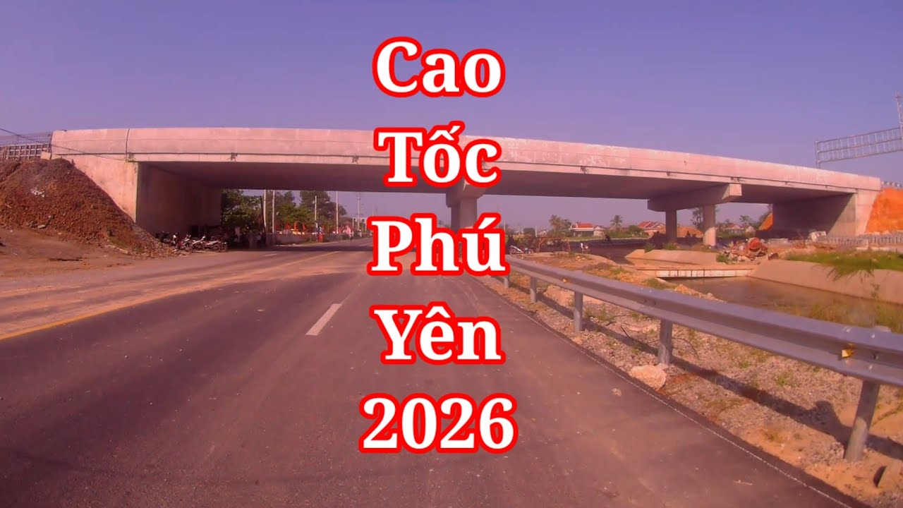 Du lịch bằng xe máy chạy dọc quốc lộ 29 Phú Yên xe chạy rất đông đảo qua lại