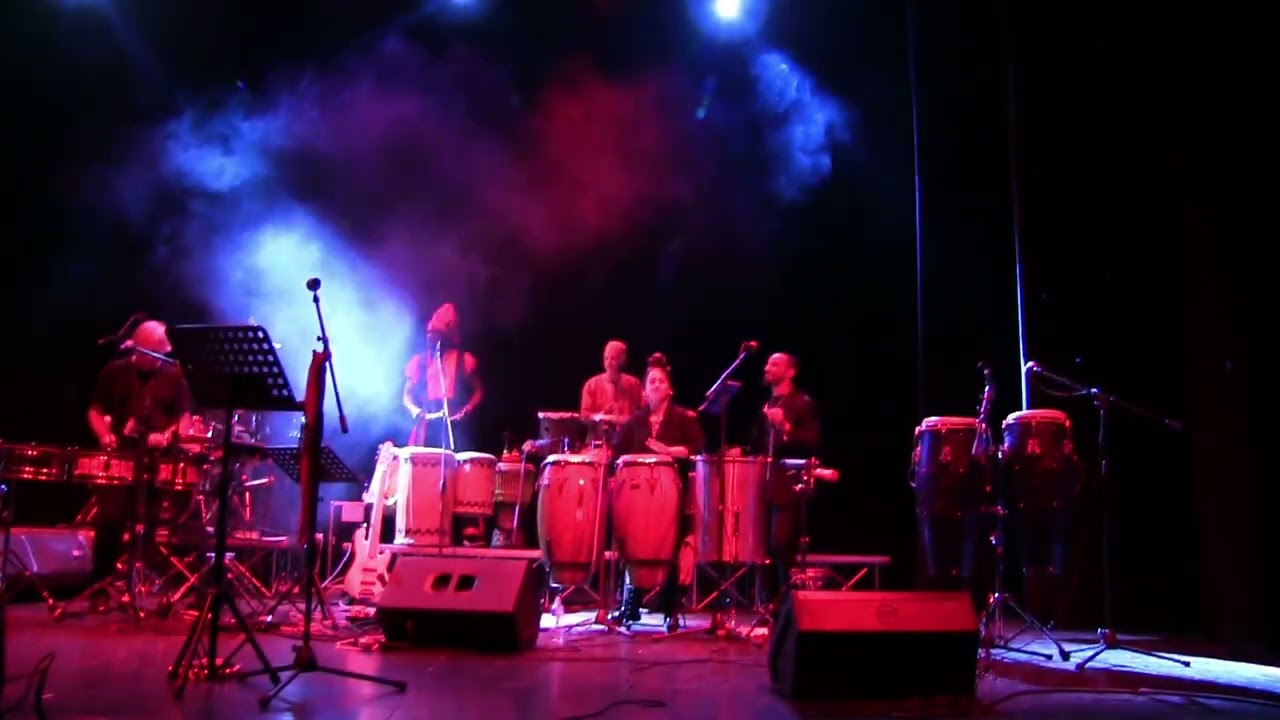 Inizia lo spettacolo.. Bougarabou Solo/Eine kleine Nachtmusik -  Tribal/Classic di Tony Esposito