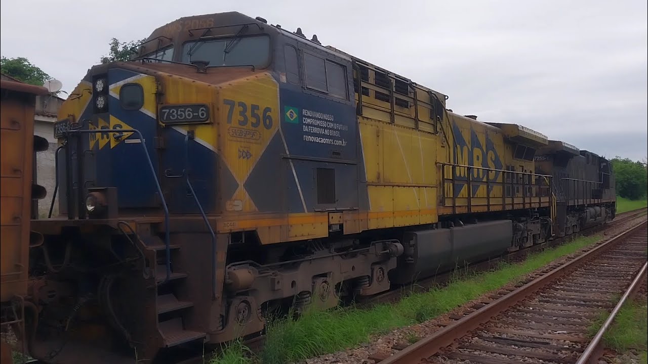 MRS - Dupla de AC44i #7255-1 e #7356-6 com 136 vagões carregados de minério seguindo para Itaguaí.