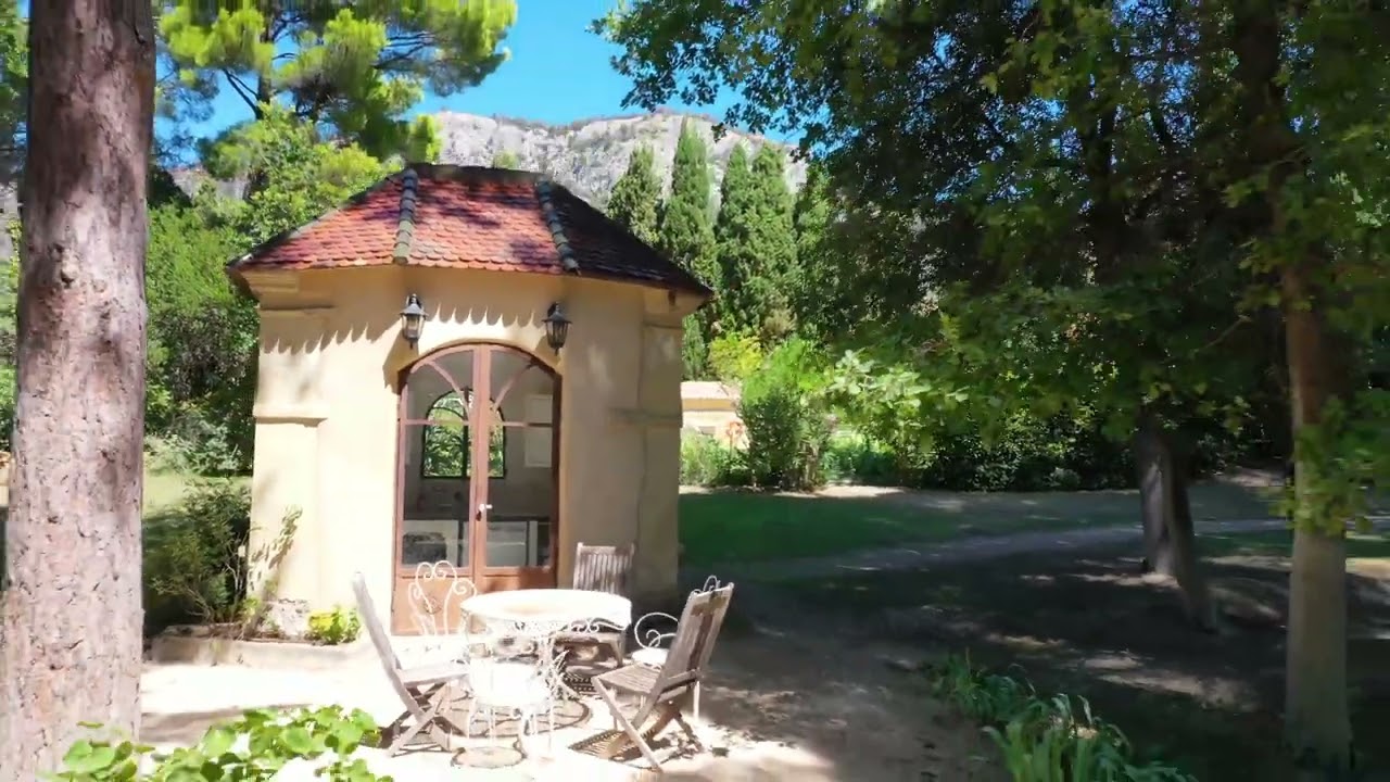 Château viticole du XIXème siècle rénové sur 26 ha en Provence à vendre - Réf  2057CDR