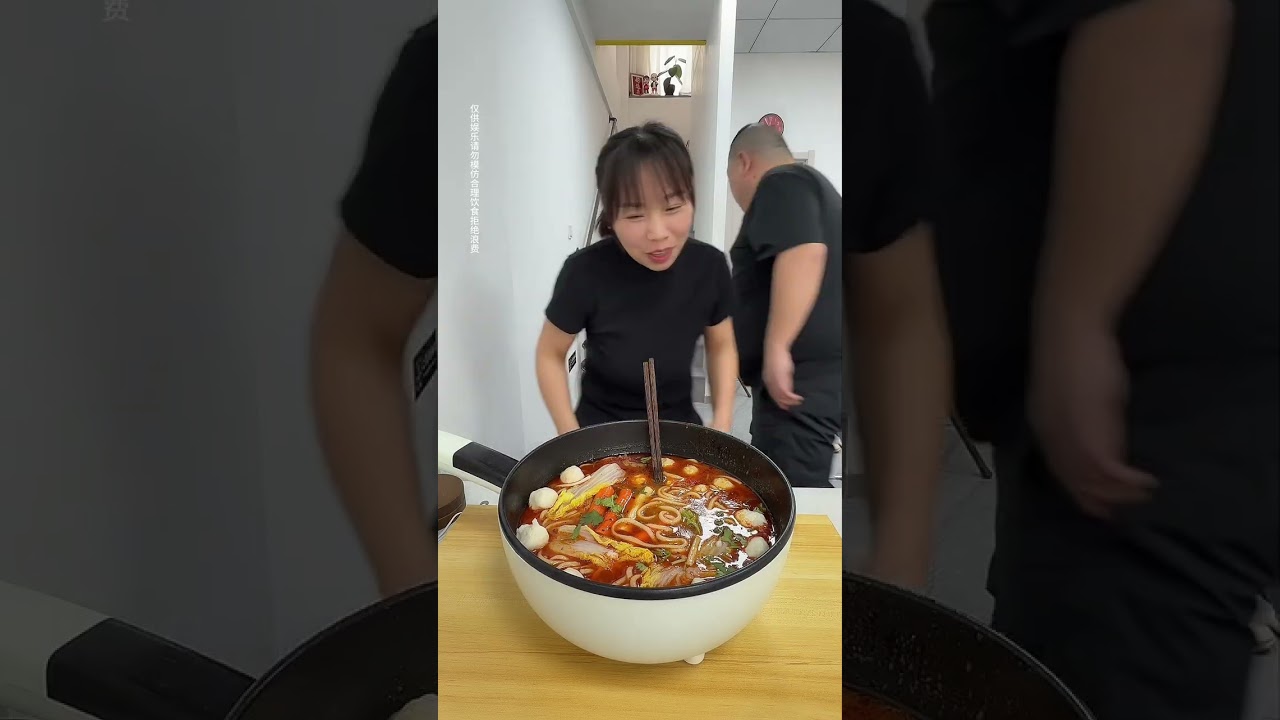 ゲームをしながら過橋米線を食べるなんて、とても楽しいです