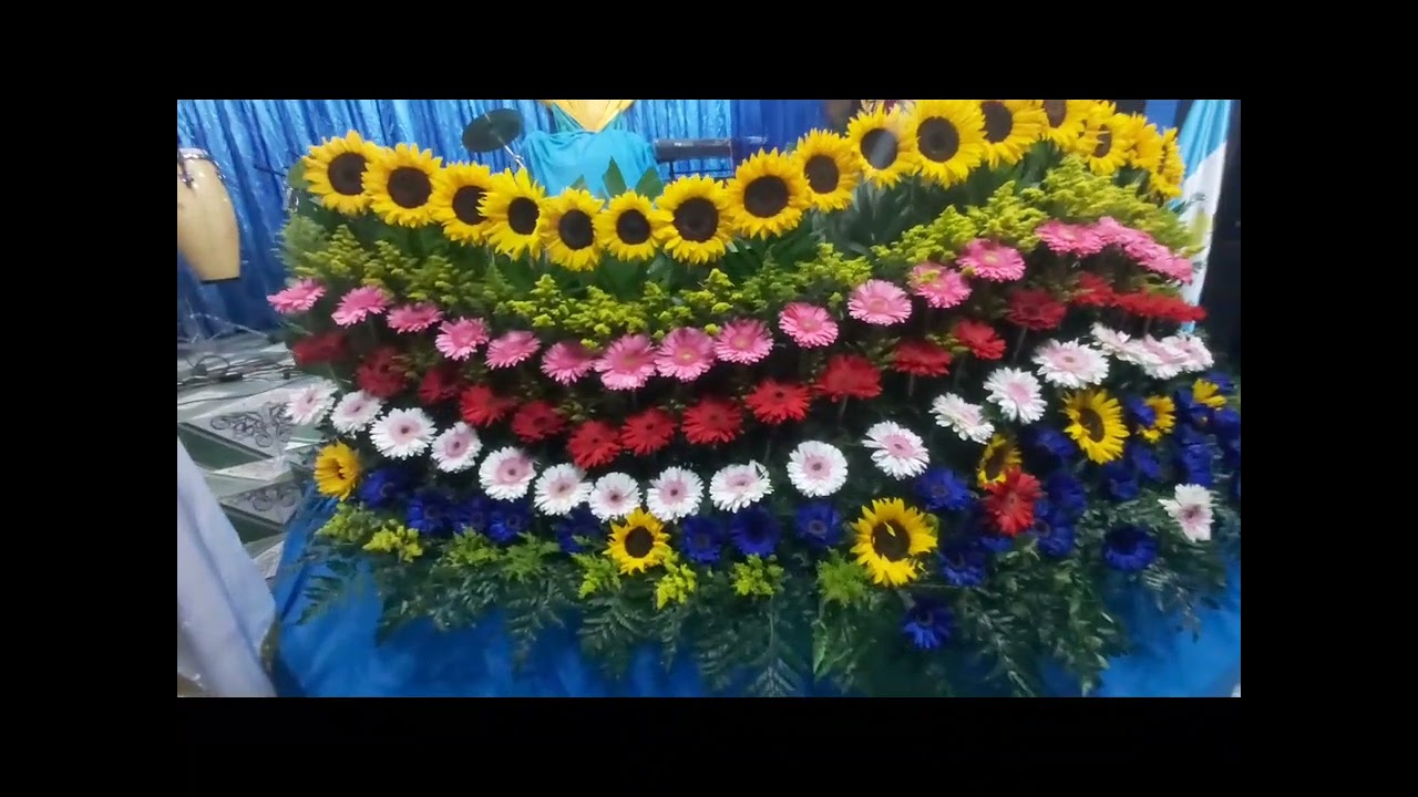 Adornos: Flores en el Altar dentro de la iglesia