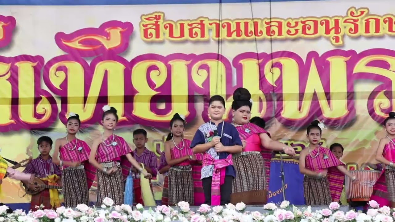 วงโปงลางเพชรเมืองเกษ แห่เทียนพรรษาอำเภอเกษตรวิสัย จังหวัดร้อยเอ็ด