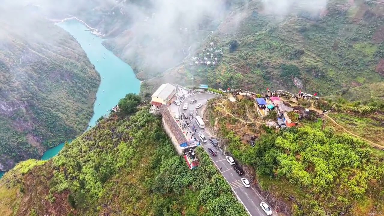Đèo Mã Pí Lèng: Hùng Vĩ Và Thơ Mộng Giữa Cao Nguyên Đá Hà Giang