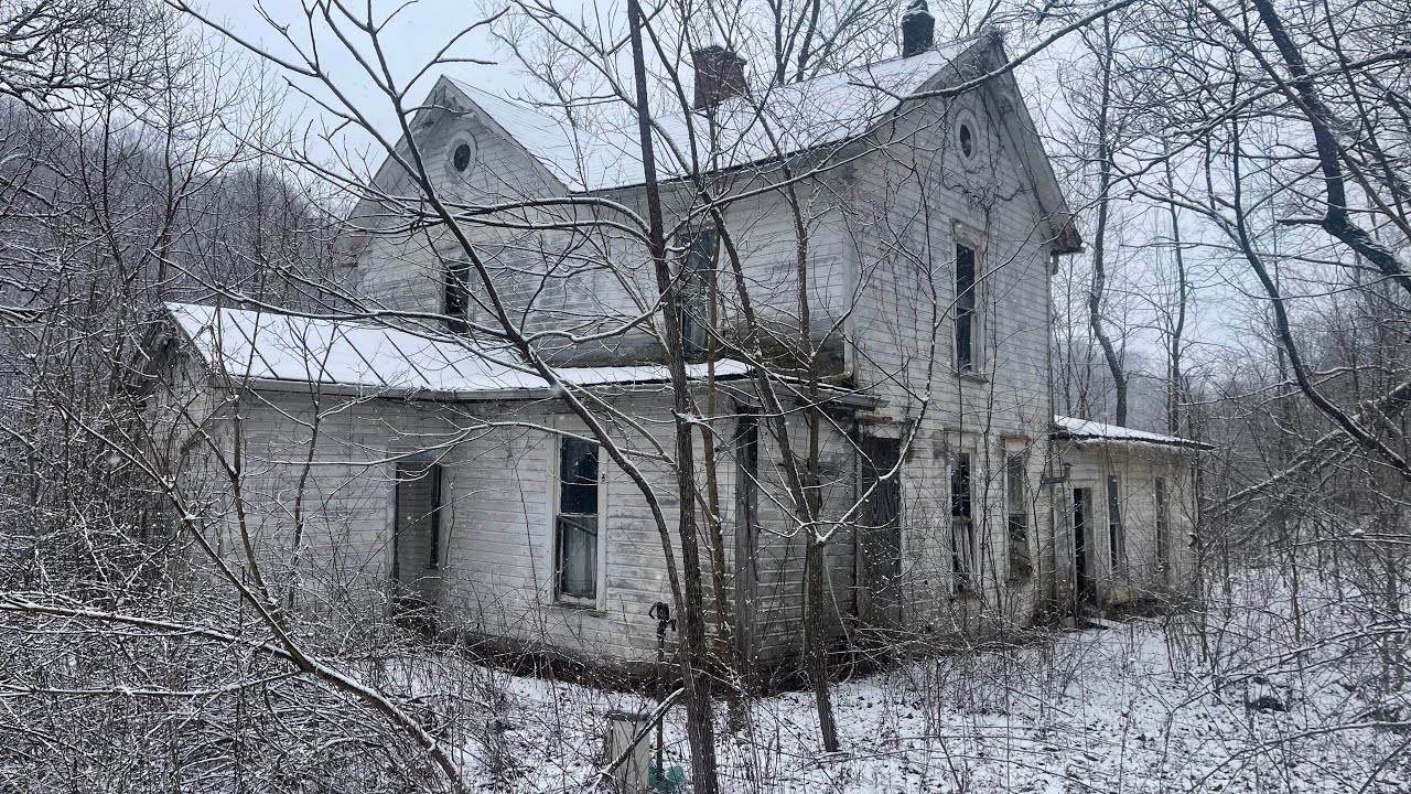 Overgrown abandoned farmhouse near Graysville, OH
