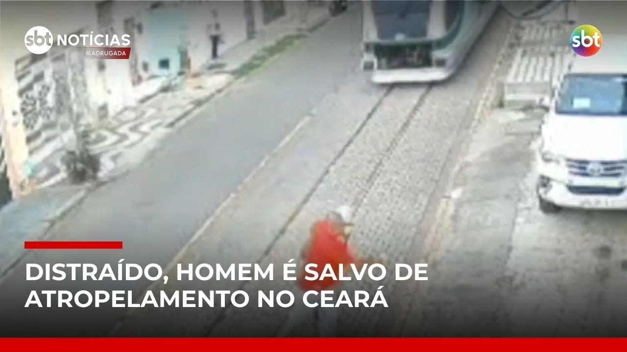 Flagra: Homem corre e salva pedestre de atropelamento em linha de VLT | #SBTNotícias