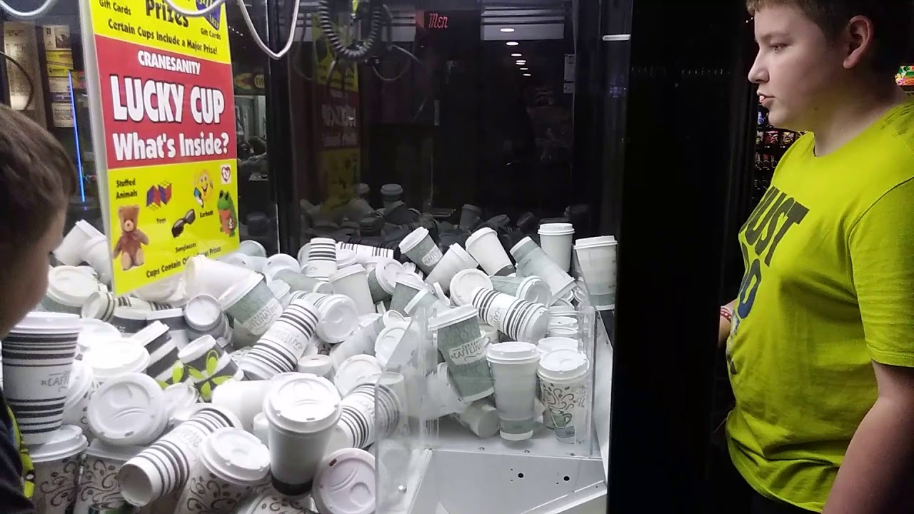 Winning at a lucky cup claw machine!!!