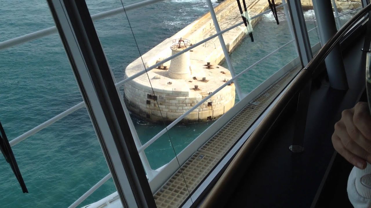 Ponte di Comando Costa Victoria - Uscita dal porto di Malta