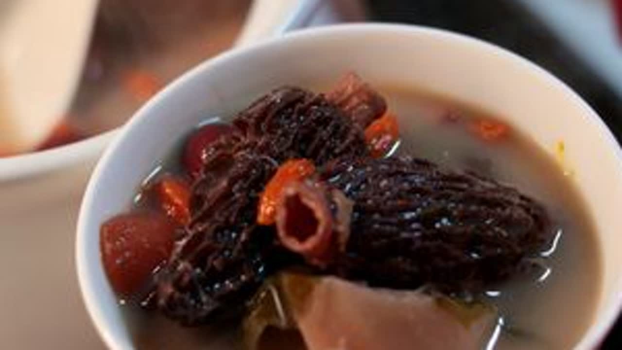 家里有啥做啥，不挑食材的罗汉素汤 2026年元旦来了，春节还会远吗？今天提前分享一道特别适合过年全家人喝的十全罗汉汤，有山药，胡萝卜，莲藕，海带，羊肚菌，香菇，红豆，花生，红枣，枸杞.搭配起...