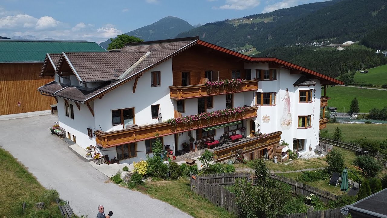 2023 Ferien auf dem Bauernhof, der Grubenhof im Tiroler Stubaital / Fulpmes m. DJI Mini 2 v. oben