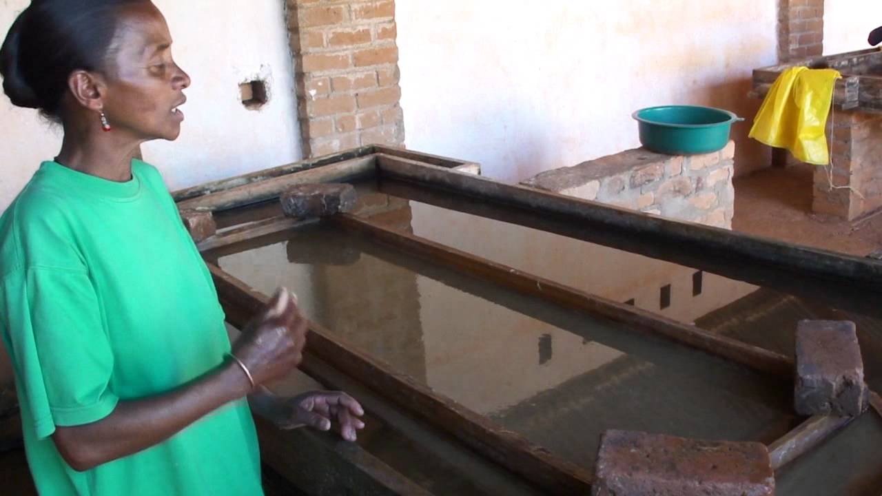MADAGASCAR - Fabrication du papier antemoro