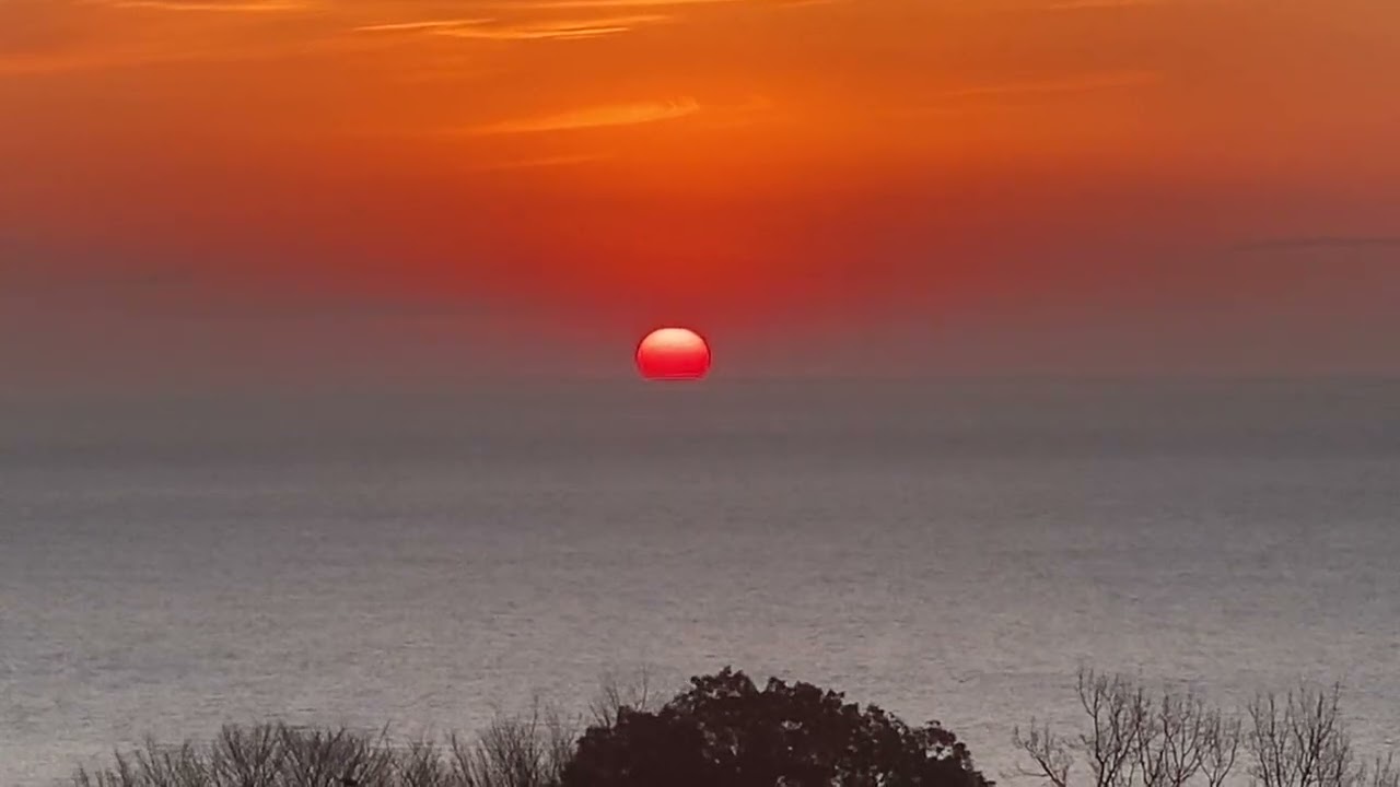 20260206日の出　靄っているので赤い太陽