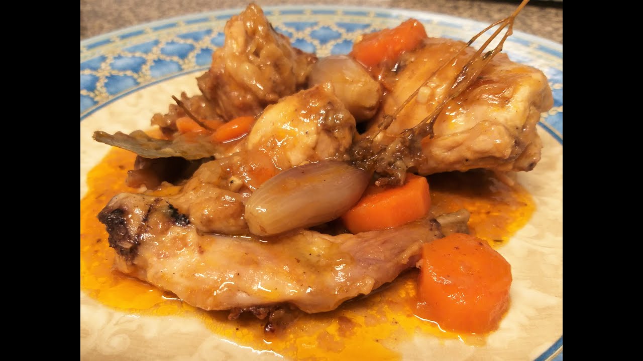 Guiso delicioso y casero de conejo a la cerveza
