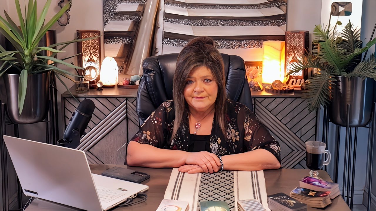 CAPRICORN BONUS FINANCE & LOVE WHAT'S IN STORE? WATCH FOR SOMEONE STEALING YOUR IDEAS!
