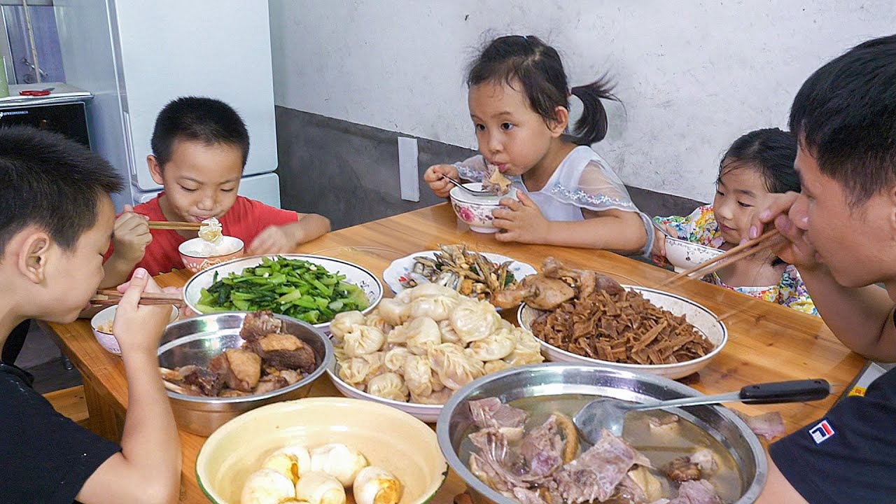 小姑回娘家，農村婆媳忙著做午飯，看看準備啥好吃的 | Sister-in-law came back, make dumplings to eat