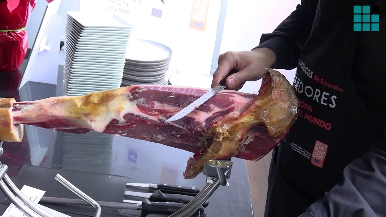 Un maestro jamonero nos ense&ntilde;a a cortar bien el jam&oacute;n