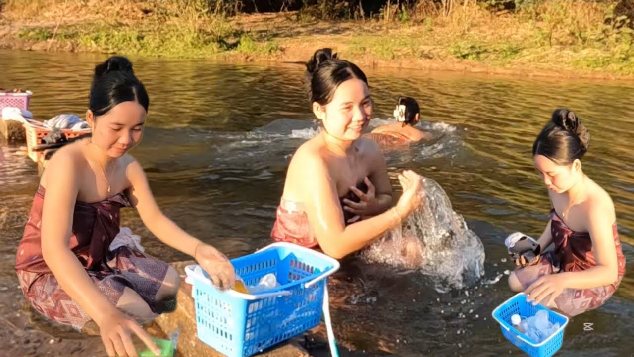 สาวชนบทลงอาบน้ำ สาวบ้านป่าช้างเผือกในป่าลึก￼ สวยแบบธรรมชาติสาวลาวเผ่ามังกอง￼