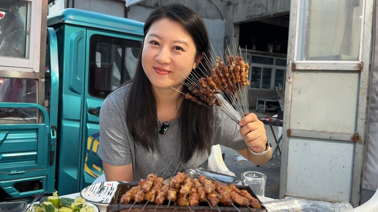 【寻尝姐妹】在辽宁盘锦吃5毛烧烤，俩人花50元点了70串肉，看看都有啥