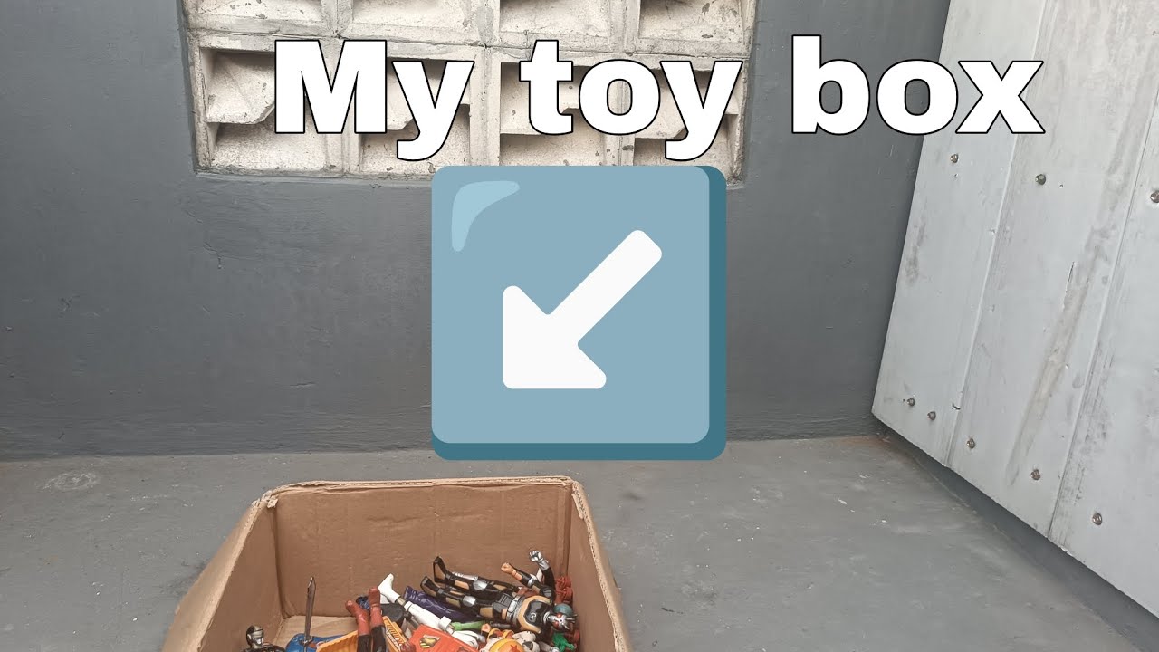 Toy review but in the attic | Inside the box there are figures and some toy cars